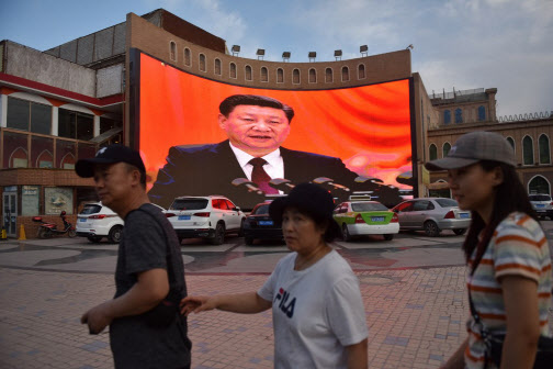 신장 위구르 자치구에 위치한 카슈가르 시내에 시진핑 중국 국가주석의 사진이 걸려있다.(사진=AFP)
