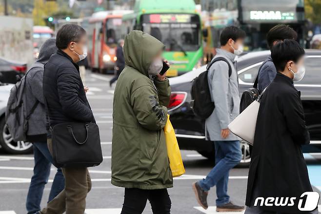 쌀쌀한 날씨에 두꺼운 겨울옷을 챙겨 입은 시민들이 출근길 발걸음을 재촉하고 있다. /뉴스1