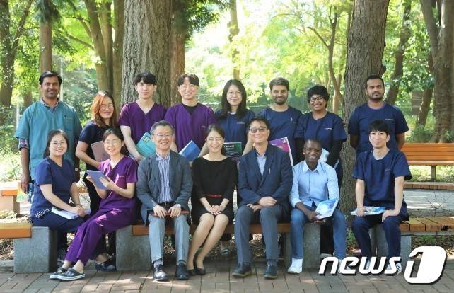 이존화 수의학과 교수 연구팀이 조류독감(AI) 예방을 위한 신개념 백신 제작 연구로 ‘바트 리스펜스 연구상’을 수상했다© 뉴스1