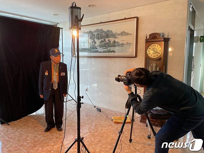 지난 21일에는 ‘6.25 홍성 히어로’의 첫 주인공으로 11·12월 생일을 맞은 유공자 10명의 사진 촬영이 진행됐다.(홍성군 제공).© 뉴스1
