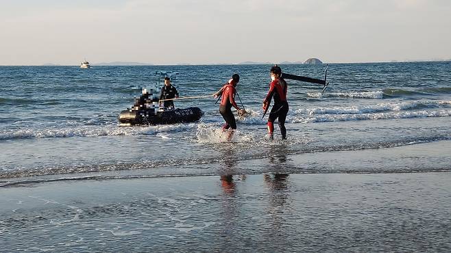 보령해경 구조대가 서천 춘장대 해수욕장에서 카이트 서핑을 즐기던 여성을 구조했다.(보령해경 제공)© 뉴스1