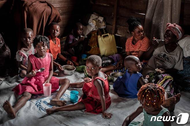 자료 사진. 지난 6월30일(현지시간) 민주콩고 고마에서 약 25km 떨어진 사케서 니라공고 화산 폭발로 대피소에 난민들이 머물고 있다. © AFP=뉴스1 © News1 우동명 기자