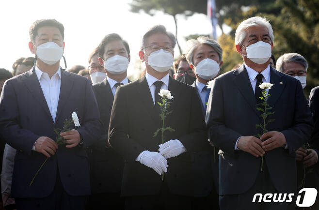 이재명 더불어민주당 대선 후보가 22일 오후 경남 김해시 봉하마을 故노무현 전 대통령 묘역을 찾아 헌화하고 있다. 2021.10.22/뉴스1 © News1 여주연 기자
