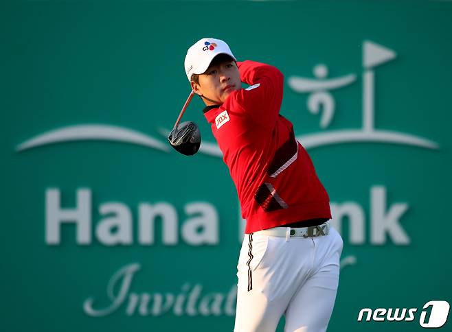 김민규가 22일 인천 청라에 위치한 베어즈베스트청라GC에서 열린 하나은행 인비테이셔널 2라운드 10번 홀에서 드라이버 티샷을 하고 있다. (KPGA 제공) 2021.10.22/뉴스1