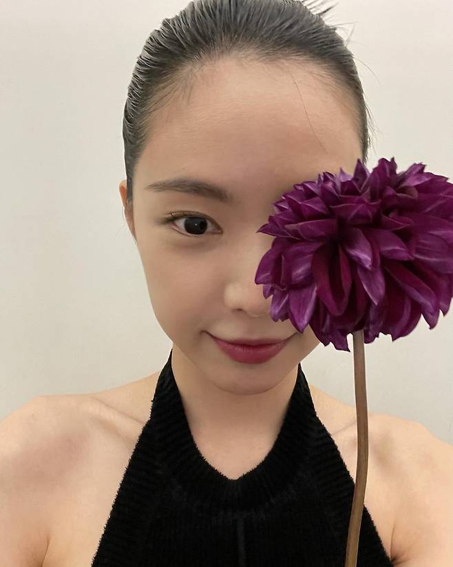 Actor Son Na-eun has released a photo shoot.On the 22nd, Son Na-eun posted several photos without any explanation through his instagram.In the photo, Son Na-eun, who is wearing an open shoulder costume and revealing a perfect clavicle line, was featured. In particular, Son Na-eun boasted ceramic skin in ultra-close photos.Meanwhile, Apink Son Na-eun recently moved to YG Entertainment to focus on Actor activities.Son Na-eun is currently appearing on JTBCs No Longer Human.