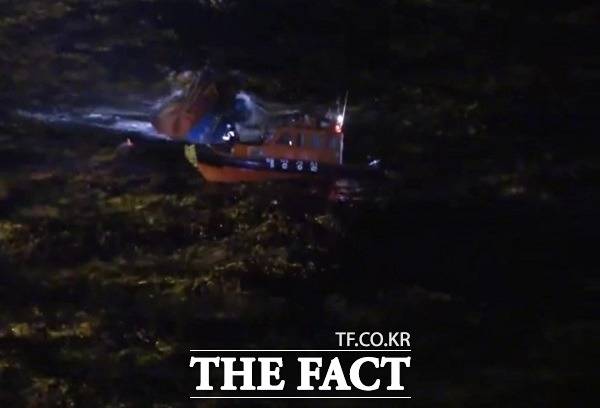 독도 북동방 168㎞ 해상에서 전복된 ‘제11일진호(72톤급·통발)’가 물속으로 완전히 침몰됐다. 사진은 해경이 전복된 '제11일진호' 인근 야간수색을 벌이고 있다./동해지방해양경찰청 제공