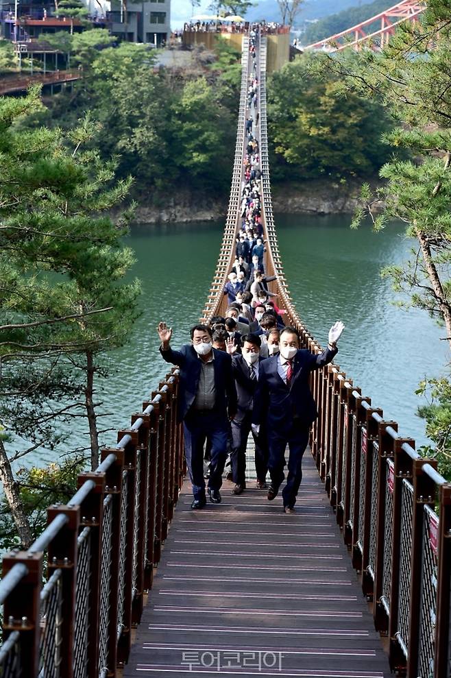 제천 '옥순봉 출렁다리 개통식이 22일 열렸다. 
