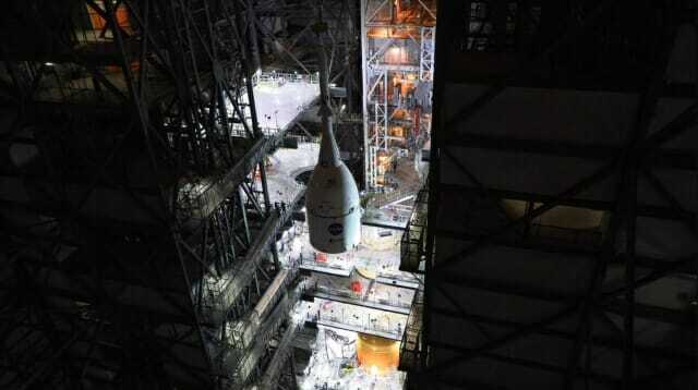 무인 우주선 ‘오리온’이 SLS 로켓과 결합을 위해 들어 올려지는 모습 (사진=NASA)