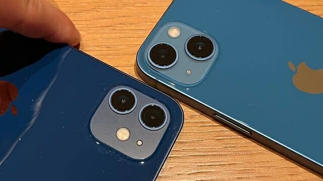 아이폰12와 아이폰13 카메라 비교. 광각 카메라를 대각선으로 배치했다. (사진=지디넷코리아)