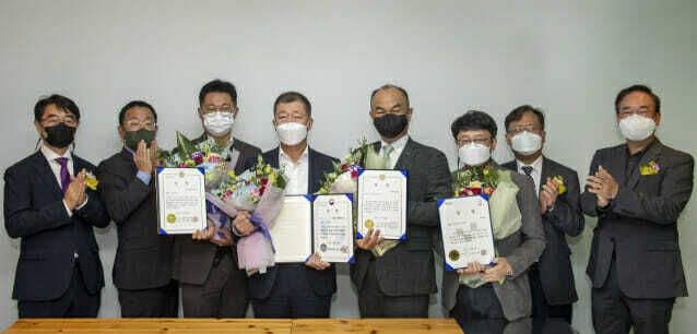 22일 열린 '2021 글로벌 상용SW명품대전'에서 수상자들이 기념 사진을 찍었다. 맨 오른쪽이 송영선 한국상용SW협회장.
