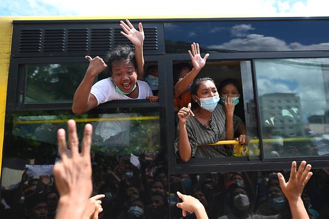 10월 19일 미얀마 양곤에서 지난 2월 쿠데타 항의 시위 도중 구속됐던 민주화시위대가 석방돼며 환호하고 있다./AFP 연합뉴스