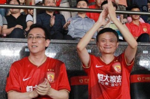 마윈 알리바바 회장(오른쪽)과 쉬자인 헝다그룹 회장(왼쪽)이 2014년 함께 축구경기를 응원하고 있다. /왕이체육