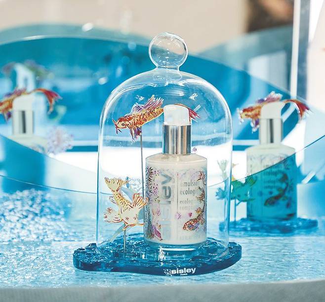 에뮐씨옹 에꼴로지끄는 단독으로 사용하거나 다른 제품 사용 전, 사용해도 좋다. /시슬리 제공