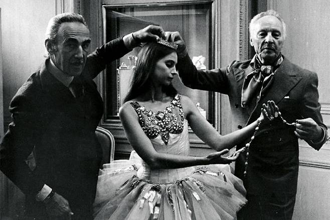 1976년 클로드 아펠의 동생 피에르 아펠(맨 왼쪽)과 뉴욕시티발레단 주역 발레리나 수잔 패럴, 안무가 조지 발란신(맨 오른쪽). /반클리프 아펠