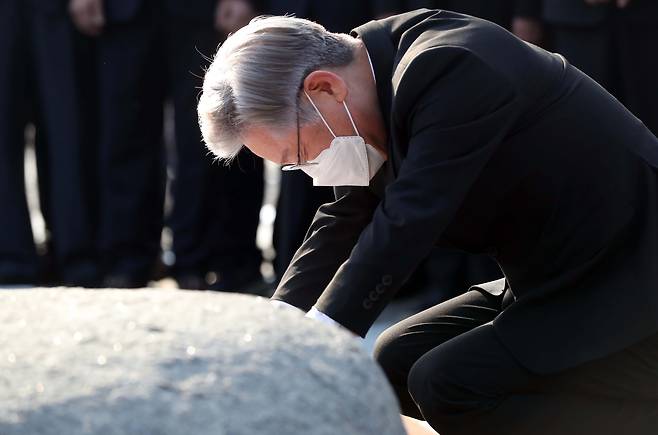 더불어민주당 대선 후보인 이재명 경기도지사가 22일 오후 경남 김해시 진영읍 봉하마을 노무현 전 대통령 묘역 너럭바위 앞에서 묵념하고 있다. /연합뉴스