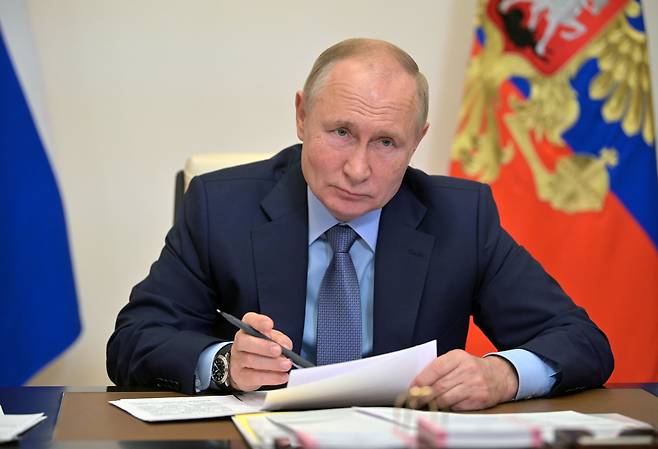 블라디미르 푸틴 러시아 대통령이 2021년 10월 20일 모스크바 외곽 관저에서 고위 공무원들과 화상회의를 하고 있다. /연합뉴스
