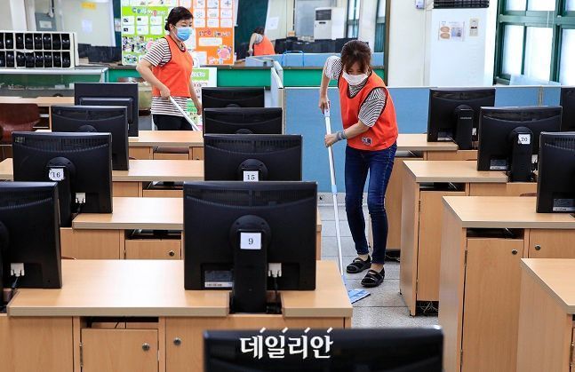 공공근로자들이 서울 성동구 사근초등학교 컴퓨터실을 청소하고 있다. ⓒ뉴시스