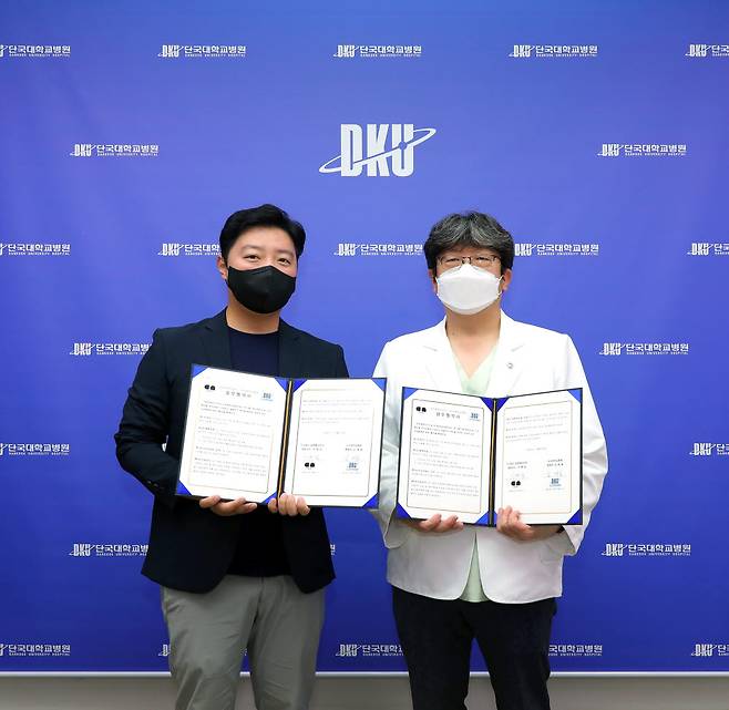 이원섭 씨앤에이아이 대표와 김재일 단국대학교병원 원장.(사진 좌측부터 순서대로.)