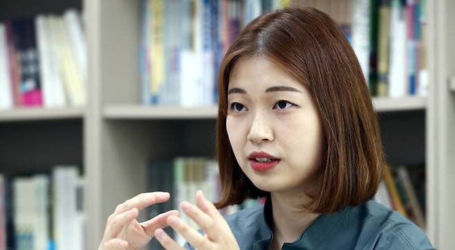 두 번째 소설집 <방금 떠나온 세계>를 낸 작가 김초엽. “처음부터 메시지를 찾으려 하기보다는 감정이나 장면의 흐름을 따라가보기를 권한다. 물론 작가가 말하고 싶은 게 어딘가에는 숨어 있겠지만, 처음 읽을 때에는 소설 속 감정에 동화되면 좋겠다”고 독자에게 당부하는 말을 전했다. 윤운식 선임기자 yws@hani.co.kr