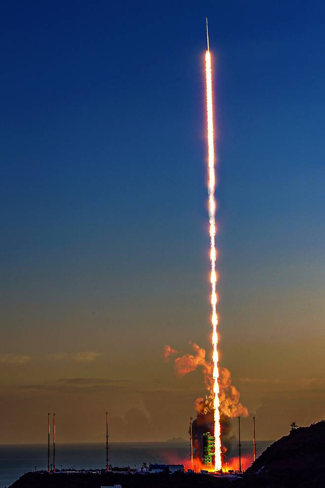 The homegrown South Korean space launcher Nuri lifts off from the second launch pad of the Naro Space Center in Goheung, South Jeolla Province on Thursday evening. The picture was created by compiling 53 individual photos of the liftoff. (pool photo)