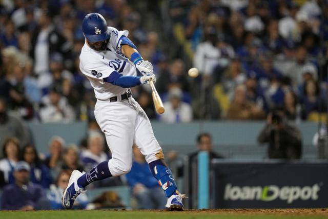 LA 다저스 크리스 테일러가 22일 미국 캘리포니아주 로스앤젤레스 다저스타디움에서 열린 내셔널리그 챔피언십시리즈 5차전에서 7회말 솔로 홈런을 치고 있다. 로스앤젤레스=AP 연합뉴스