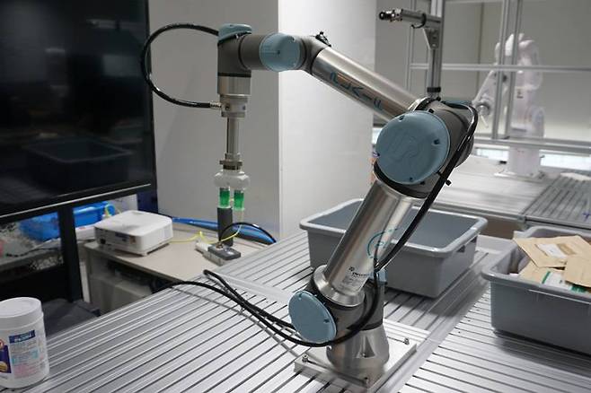 플라잎 사무실에 있는 '유니버설 로봇' 사의 협동로봇 팔. 플라잎의 AI 소프트웨어는 로봇 제조사, 기종에 무관하게 랜 케이블만 연결하면 적용할 수 있다