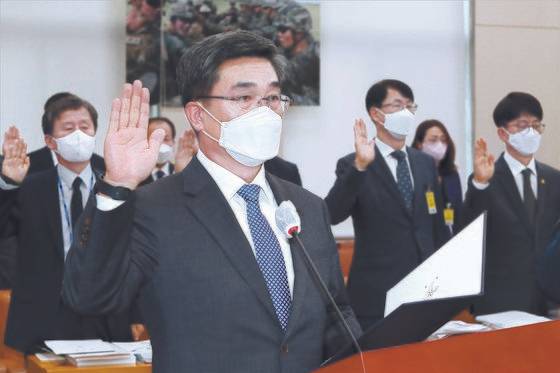 서욱 국방부 장관(왼쪽 둘째)이 21일 서울 여의도 국회에서 열린 국회 국방위원회 2021년도 종합 국정감사에서 증인 선서를 하고 있다. [뉴스1]
