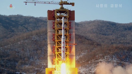 북한이 한국형 발사체 누리호(KSLV-II)가 발사되는 21일 5년 전 지구관측위성 '광명성 4호'를 발사하던 장면으로 시작하는 기록영화 '사랑의 금방석'을 방영했다. [연합뉴스]