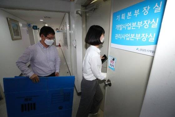 유동규 전 성남도시개발공사 기획본부장의 배임 혐의는 그가 2015년 2~5월 대장동 개발 사업과 관련해 민간사업자의 초과이익을 환수해야 한다는 실무선의 검토의견 보고를 묵살하고 화천대유자산관리에 특혜가 가도록 사업을 설계, 추진했다는 게 핵심이다. 사진은 서울중앙지검 전담 수사팀이 지난달 29일 성남도시개발공사 기획본부장실 등을 압수수색하는 모습. 연합뉴스