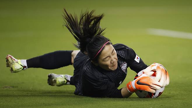 한국여자축구대표팀 골키퍼 윤영글이 미국과 평가전에서 선방쇼를 펼쳤다. [AP=연합뉴스]