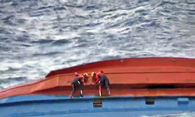 21일 오전 독도 북동쪽 약 168㎞ 공해상에서 전복된 민간 어선에서 해경이 구조자 수색에 나서고 있다. [사진동해지방해양경찰청]
