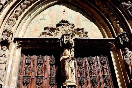 구약의 예언자(에스겔, 다니엘, 예레미야, 이사야)를 조각한 아름다운 소뵈르 대성당 문. [사진 홈페이지]