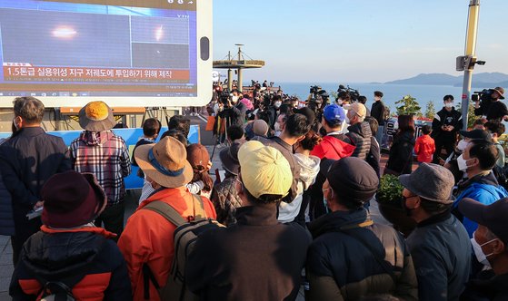 지난 21일 오후 5시 20분께 한국형발사체 '누리호'가 발사된 뒤 시민들이 전남 고흥우주발사전망대에서 뉴스 속보를 지켜보고 있다. 프리랜서 장정필