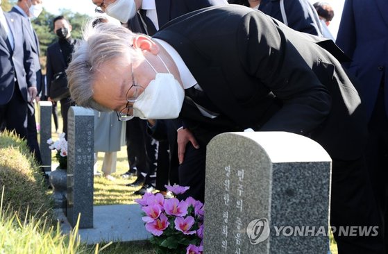 이재명 민주당 대선 후보가 22일 오전 광주 국립 5·18 민주묘지를 찾아 열사 묘역을 참배하고 있다. 연합뉴스