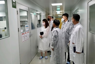 지난 8월 스푸트니크V 백신 기술이전을 위해 한국을 방문한 러시아 기술진들이 충북 제천 휴메딕스 제2공장을 방문해 생산시설을 둘러보고 있다./사진 제공=휴메딕스