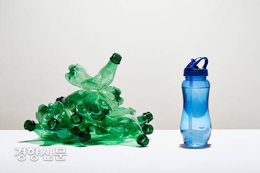 일회용 플라스틱 통(왼쪽)과 다회용 텀블러. 게티이미지