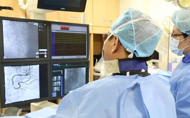 장기육 교수(왼쪽)가 급성심근경색 환자를 대상으로 관상동맥 스텐트 삽입술을 시행하고 있다. 서울성모병원 제공