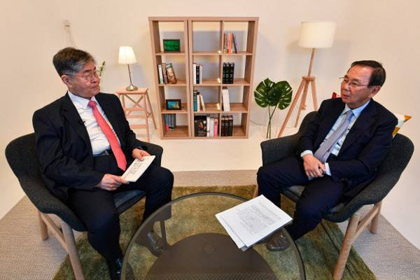 김영훈(왼쪽) 대성그룹 회장이 지난 14일 서울 여의도 국민일보 스튜디오에서 이순동 호서대 이사장을 초청해 인터뷰하고 있다. 최현규 기자