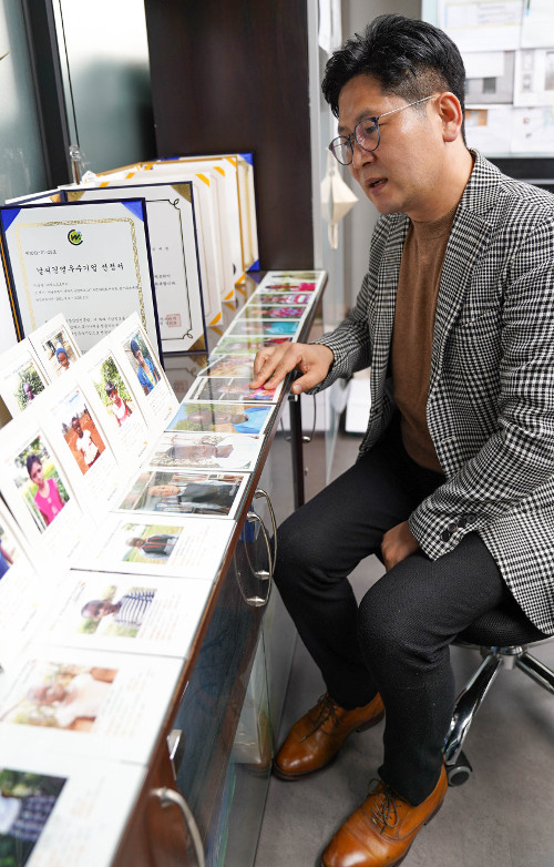 김대원 킴스프로젝트 대표가 비영리법인을 통해 매달 후원하고 있는 외국 아이들 25명에 대해 설명하고 있다.