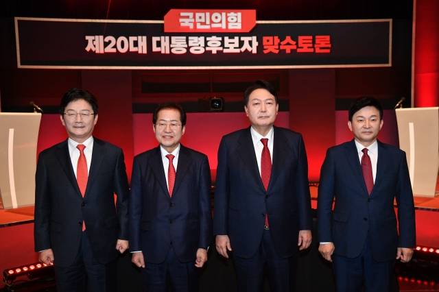 국민의힘 유승민(왼쪽부터), 홍준표, 윤석열, 원희룡 대선 경선 후보가 22일 오후 서울 마포구 YTN뉴스퀘어에서 열린 국민의힘 대선 경선 제6차 토론회 2차 맞수토론에 앞서 포즈를 취하고 있다. 국회사진기자단