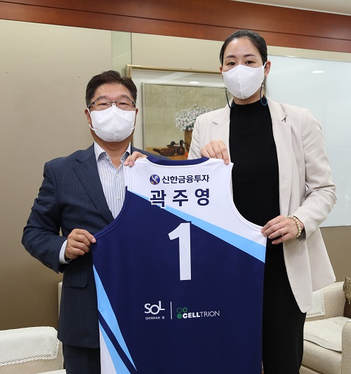 곽주영(오른쪽)이 여자 프로농구 신한은행으로 2년 만에 복귀한다. 사진=신한은행 농구단 제공