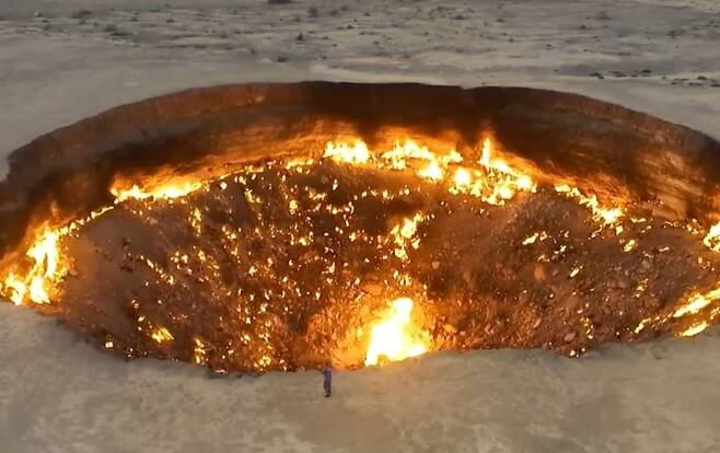 1970년대 투르크메니스탄에서 발생한 대형 시추 사고로 생긴 분화구 '지옥의 문'. 40년째 불타고 있다. /사진=블룸버그