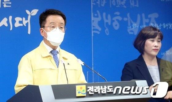 22일 전남도에 따르면 최근 지역 코로나19 확진자는 인구 10만 명당 1.8명 수준으로 전국 6.6명에 비해 안정적이다. 백신 접종률도 전 도민 184만 명 대비 150만 명이 1차 접종을 마쳐 81.6%로 전국에서 가장 높다. 사진은 강영구 도 보건복지국장이 코로나 브리링을 하고 있다./뉴스1