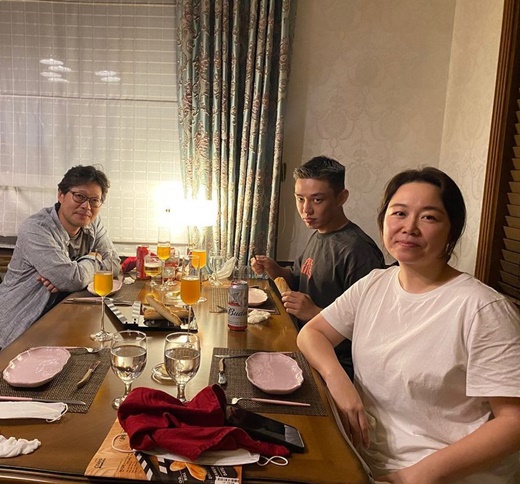 Actor Yoo Ah-in showed off his affection for the team without the movie sound.Yoo Ah-in posted a photo on her Instagram account on Tuesday.The photo shows the director of Hong Jung-jung and actor Yoo Jae-myung who had a good time with no sound.In addition, Yoo Ah-in said, I know how much I love you. I do not forget the time we have together. I believe in us, imagining the infinite time that we have created and the movie will create.Without sound, he left a message.Yoo Ah-in has won the trophy of various awards ceremony this year, including the Blue Dragon Film Award, the Best Actor Award for Best Actor in the Build Film Award, and the Best Actor Award for Best Actor in Baeksang Arts.