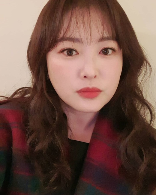Comedian Sim Jin-hwa, 41, showed off her beautiful beautiful look.Sim Jin-hwa posted a picture on his 22nd day with his article When I went to the shop, I was pretty and Ginny was a joke.The photo shows a selfie of Sim Jin-hwa, who boasts lovely beautiful looks.The two balls and the skin are immaculate, and the skin is like a peach. Sim Jin-hwas big eyes, a stiff nose and thick lips are also admirable.The sleek jawline and the small face also attract attention. My Lyn bangs and soft waves add to the adorability.Sim Jin-hwa made a marriage with comedian Wonhyo Kim, 40, in 2011 when he made headlines in July after announcing the 7kg weight loss.