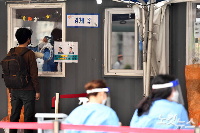 코로나19 임시선별진료소를 찾은 시민이 검사를 받고 있다. 박종민 기자