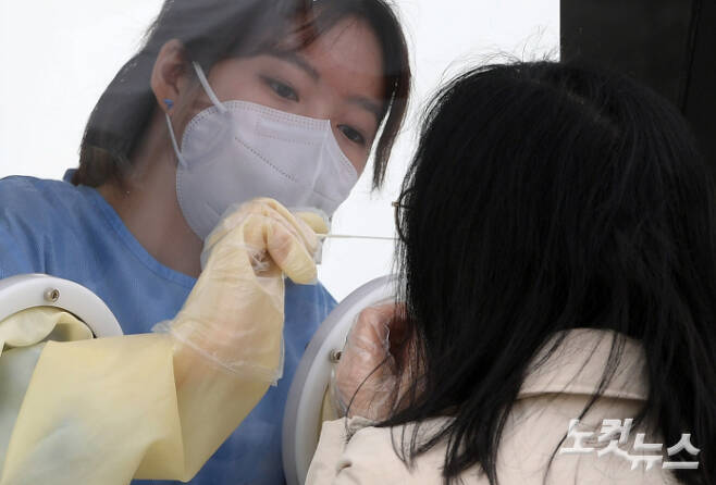 코로나19 신속분자진단검사소에서 의료진이 검사를 하고 있다. 이한형 기자