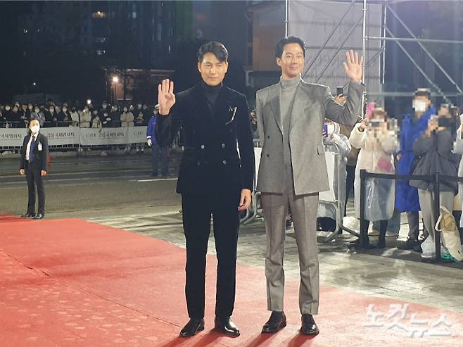 레드카페 밟은 배우 정우성과 조인성. 전영래 기자