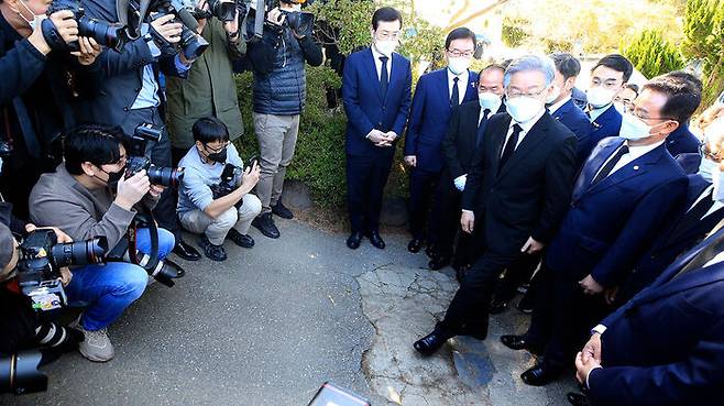 전두환 비석 밟은 민주당 이재명 대선후보