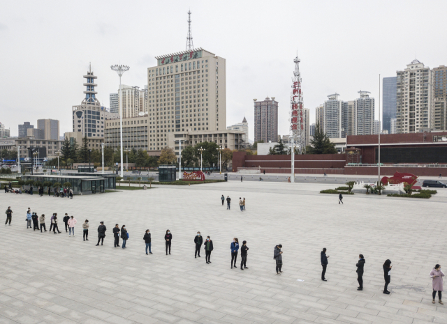 지난 20일 중국 간쑤성 란저우시에서 시민들이 코로나19 핵산검사를 받기 위해 길게 줄을 서 있다. /신화연합뉴스